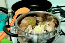 Тушеная курица в сметанном соусе - Шаг 6 Тушеная курица в сметанном соусе - Шаг 6