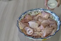 Тушкована курка у вершково-часниковому соусі - Крок 2 Тушкована курка у вершково-часниковому соусі - Крок 2