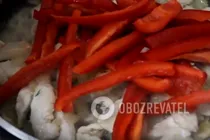 Курка, тушкована у вершках із перцем - Крок 4 Курка, тушкована у вершках із перцем - Крок 4
