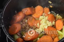 Курица, тушеная в красном вине - Шаг 8 Курица, тушеная в красном вине - Шаг 8