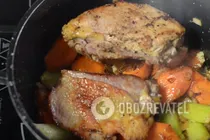 Курица, тушеная в красном вине - Шаг 9 Курица, тушеная в красном вине - Шаг 9