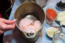 Тушеные окорочка с яблоками и черносливом - Шаг 4 Тушеные окорочка с яблоками и черносливом - Шаг 4