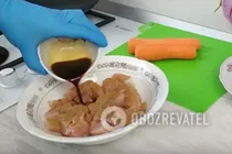 Курица, тушеная в соевом соусе со стручковой фасолью - Шаг 2 Курица, тушеная в соевом соусе со стручковой фасолью - Шаг 2