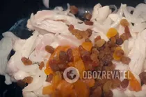 Тушеная курица с капустой и сухофруктами в мультиварке - Шаг 3 Тушеная курица с капустой и сухофруктами в мультиварке - Шаг 3