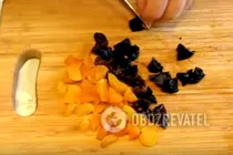 Тушкована курка з сухофруктами та вином - Крок 4 Тушкована курка з сухофруктами та вином - Крок 4
