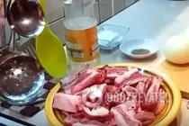 Смажена яловичина з цибулею на сковороді - Крок 1 Смажена яловичина з цибулею на сковороді - Крок 1