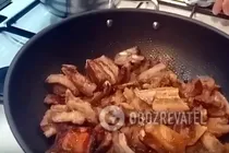 Смажена яловичина з цибулею на сковороді - Крок 4 Смажена яловичина з цибулею на сковороді - Крок 4