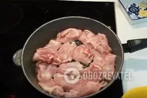 Тушкована курка з яблуками та часником - Крок 1 Тушкована курка з яблуками та часником - Крок 1