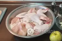 Тушеная курица в собственном соку с яблоком - Шаг 1 Тушеная курица в собственном соку с яблоком - Шаг 1
