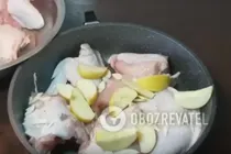 Тушеная курица в собственном соку с яблоком - Шаг 4 Тушеная курица в собственном соку с яблоком - Шаг 4