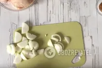 Тушеная курица в сметане с чесноком и луком - Шаг 1 Тушеная курица в сметане с чесноком и луком - Шаг 1