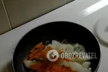 Тушкована курка в сметані з морковою - Крок 4 Тушкована курка в сметані з морковою - Крок 4