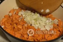 Тушкована курка з морквою та яблуком - Крок 4 Тушкована курка з морквою та яблуком - Крок 4