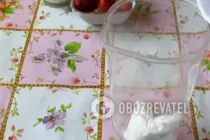 Полуничний коктейль із морозивом - Крок 1 Полуничний коктейль із морозивом - Крок 1