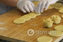 Сирні троянди на жовтках - Крок 8 Сирні троянди на жовтках - Крок 8