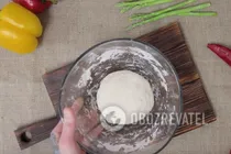 Кальцоне з ковбасою і болгарським перцем - Крок 3 Кальцоне з ковбасою і болгарським перцем - Крок 3