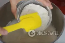 Бісквітний рулет на сметані - Крок 2 Бісквітний рулет на сметані - Крок 2