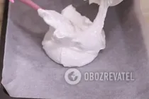 Меренговый рулет с малиной и кокосом - Шаг 3 Меренговый рулет с малиной и кокосом - Шаг 3