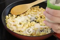 Слойки з яблуками й корицею - Крок 4 Слойки з яблуками й корицею - Крок 4