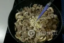 Свиное фрикасе с сыром и сметаной - Шаг 6 Свиное фрикасе с сыром и сметаной - Шаг 6
