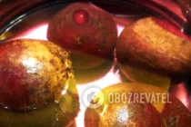 Салат из свеклы с чесноком и маринованными огурцами - Шаг 1 Салат из свеклы с чесноком и маринованными огурцами - Шаг 1