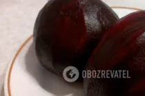 Салат из свеклы с чесноком и маринованными огурцами - Шаг 2 Салат из свеклы с чесноком и маринованными огурцами - Шаг 2