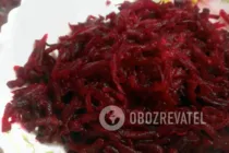 Салат из свеклы с чесноком и маринованными огурцами - Шаг 3 Салат из свеклы с чесноком и маринованными огурцами - Шаг 3
