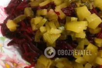 Салат из свеклы с чесноком и маринованными огурцами - Шаг 5 Салат из свеклы с чесноком и маринованными огурцами - Шаг 5