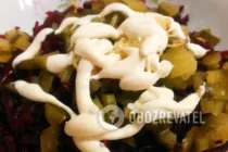 Салат из свеклы с чесноком и маринованными огурцами - Шаг 7 Салат из свеклы с чесноком и маринованными огурцами - Шаг 7