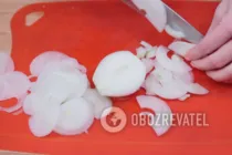 Луковый суп с сыром и тимьяном - Шаг 1 Луковый суп с сыром и тимьяном - Шаг 1