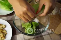 "Цезар" рецепт з куркою, сухариками і помідорами - Крок 6 "Цезар" рецепт з куркою, сухариками і помідорами - Крок 6