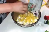 Салат с ананасами, курицей и кукурузой - Шаг 4 Салат с ананасами, курицей и кукурузой - Шаг 4