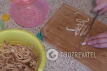 Смачний салат з кальмаром - Крок 2 Смачний салат з кальмаром - Крок 2