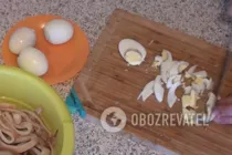 Смачний салат з кальмаром - Крок 3 Смачний салат з кальмаром - Крок 3