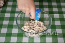 Салат з корейською морквою та курячою грудкою - Крок 4 Салат з корейською морквою та курячою грудкою - Крок 4