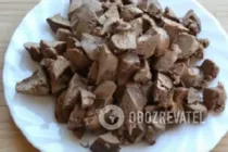 Салат з курячою печінкою і корейською морквою - Крок 4 Салат з курячою печінкою і корейською морквою - Крок 4