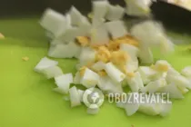 Салат с креветками и крабовыми палочками - Шаг 2 Салат с креветками и крабовыми палочками - Шаг 2