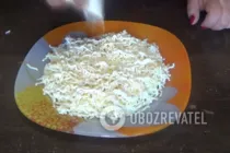 Салат з крабовими паличками та яблуком - Крок 4 Салат з крабовими паличками та яблуком - Крок 4