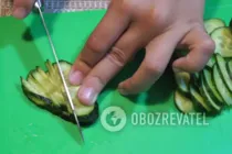 Салат с огурцом и кукурузой - Шаг 2 Салат с огурцом и кукурузой - Шаг 2