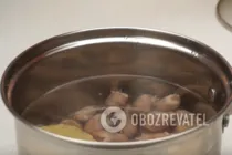 Салат з курячими сердечками і помідорами - Крок 2 Салат з курячими сердечками і помідорами - Крок 2