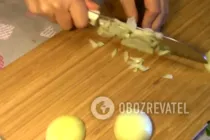 Червона риба в вершково-часниковому соусі - Крок 2 Червона риба в вершково-часниковому соусі - Крок 2