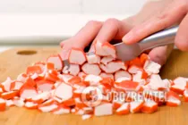 Салат з крабовими паличками на Новий рік - Крок 4 Салат з крабовими паличками на Новий рік - Крок 4
