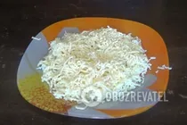 Салат з крабовими паличками, яблуком та плавленим сиром - Крок 6 Салат з крабовими паличками, яблуком та плавленим сиром - Крок 6
