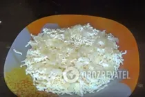 Салат з крабовими паличками, яблуком та плавленим сиром - Крок 7 Салат з крабовими паличками, яблуком та плавленим сиром - Крок 7
