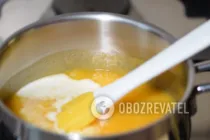 Бісквітний торт з консервованими персиками - Крок 2 Бісквітний торт з консервованими персиками - Крок 2