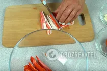 Новогодний салат с крабовыми палочками - Шаг 2 Новогодний салат с крабовыми палочками - Шаг 2