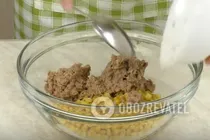 Салат с тунцом и кукурузой - Шаг 2 Салат с тунцом и кукурузой - Шаг 2