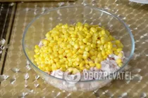 Салат с кукурузой и ананасами - Шаг 2 Салат с кукурузой и ананасами - Шаг 2