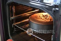 Бісквітний торт з вишнею і заварним кремом - Крок 4 Бісквітний торт з вишнею і заварним кремом - Крок 4