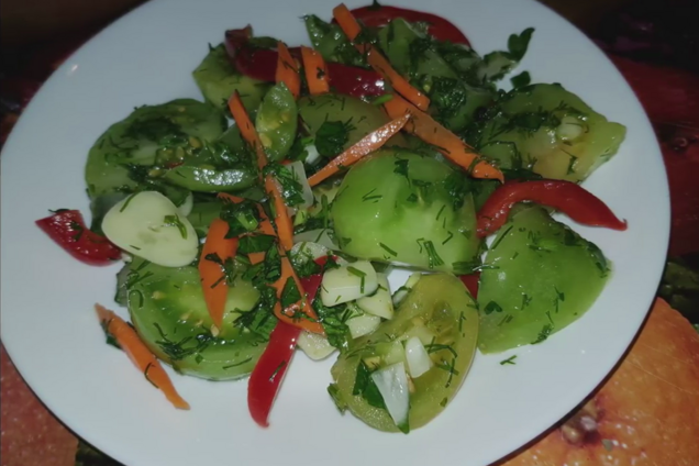 Салат из зеленых помидоров с луком